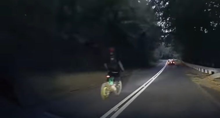 Niebezpieczne wyprzedzanie elektrycznym rowerem