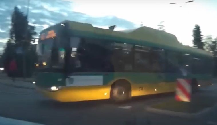Wymuszenie kierowcy autobusu miejskiego na rondzie