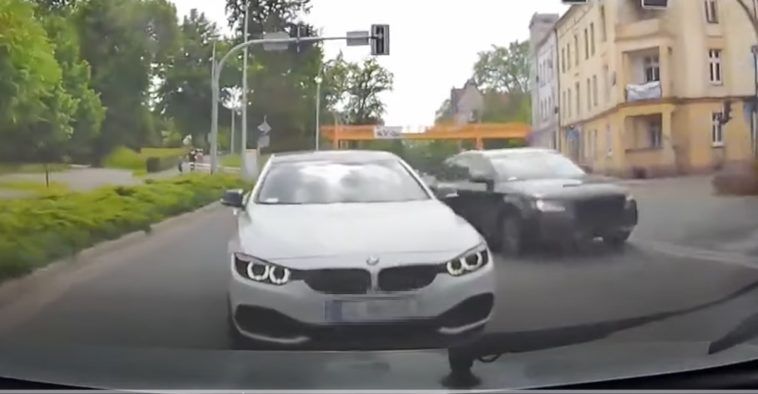 Audi i BMW wyprzedzanie w mieście