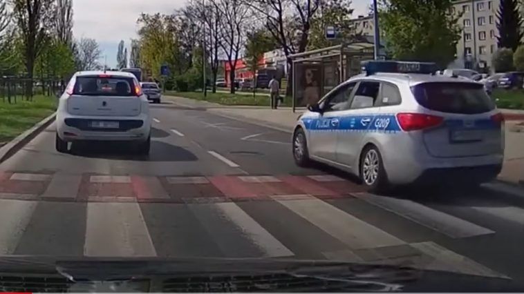 Nieuważny policjant przed przejściem dla pieszych