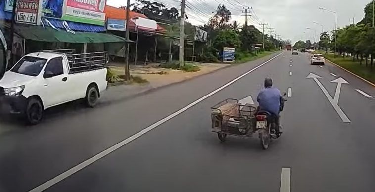 Nieostrożny użytkownik motocykla z przyczepką