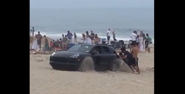 Kierowca zakopał się na plaży swoim Porsche