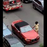 Kobieta w BMW zablokowała przejazd strażakom