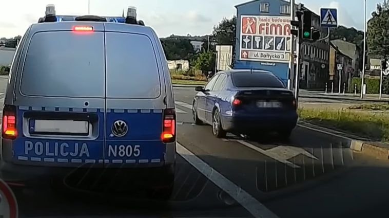 Kierowca łamiący przepisy na oczach policji