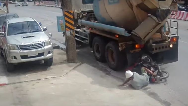 Zderzenie cofającej ciężarówki z motocyklistą