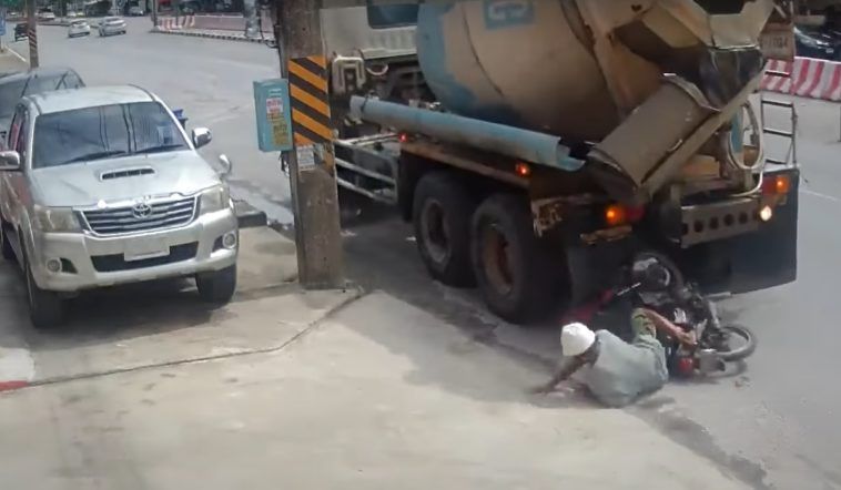 Zderzenie cofającej ciężarówki z motocyklistą