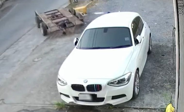Oderwana przyczepa uderzyła w BMW