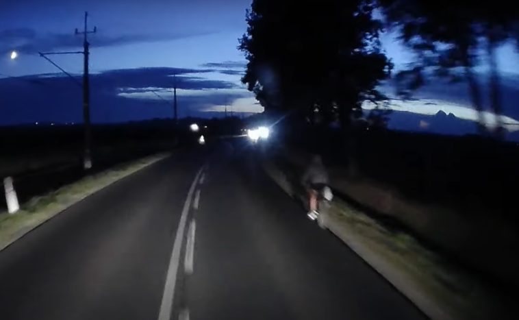Niewidoczny rowerzysta na drodze krajowej
