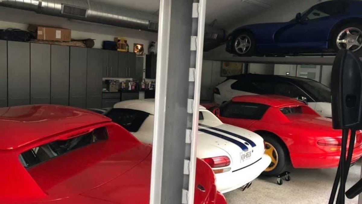 Dodge Viper w garażu