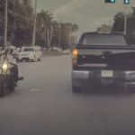 Uniknięcie zderzenia motocyklisty z SUV-em