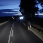 Niewidoczny rowerzysta na drodze krajowej