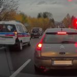 Ruch wahadłowy i kierowcy przejeżdżający na czerwonym świetle