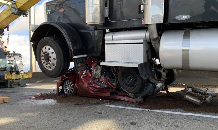 Fatalne zderzenie auta osobowego z ciężarówką