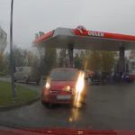 Kobieta jadąca pod prąd przez stację paliw