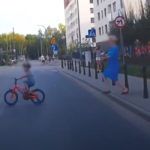 Dziecko na rowerku na jezdni
