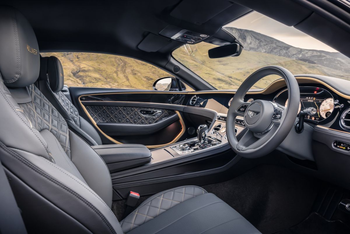 Bentley Continental GT Mulliner Blackline 2022 - wnętrze