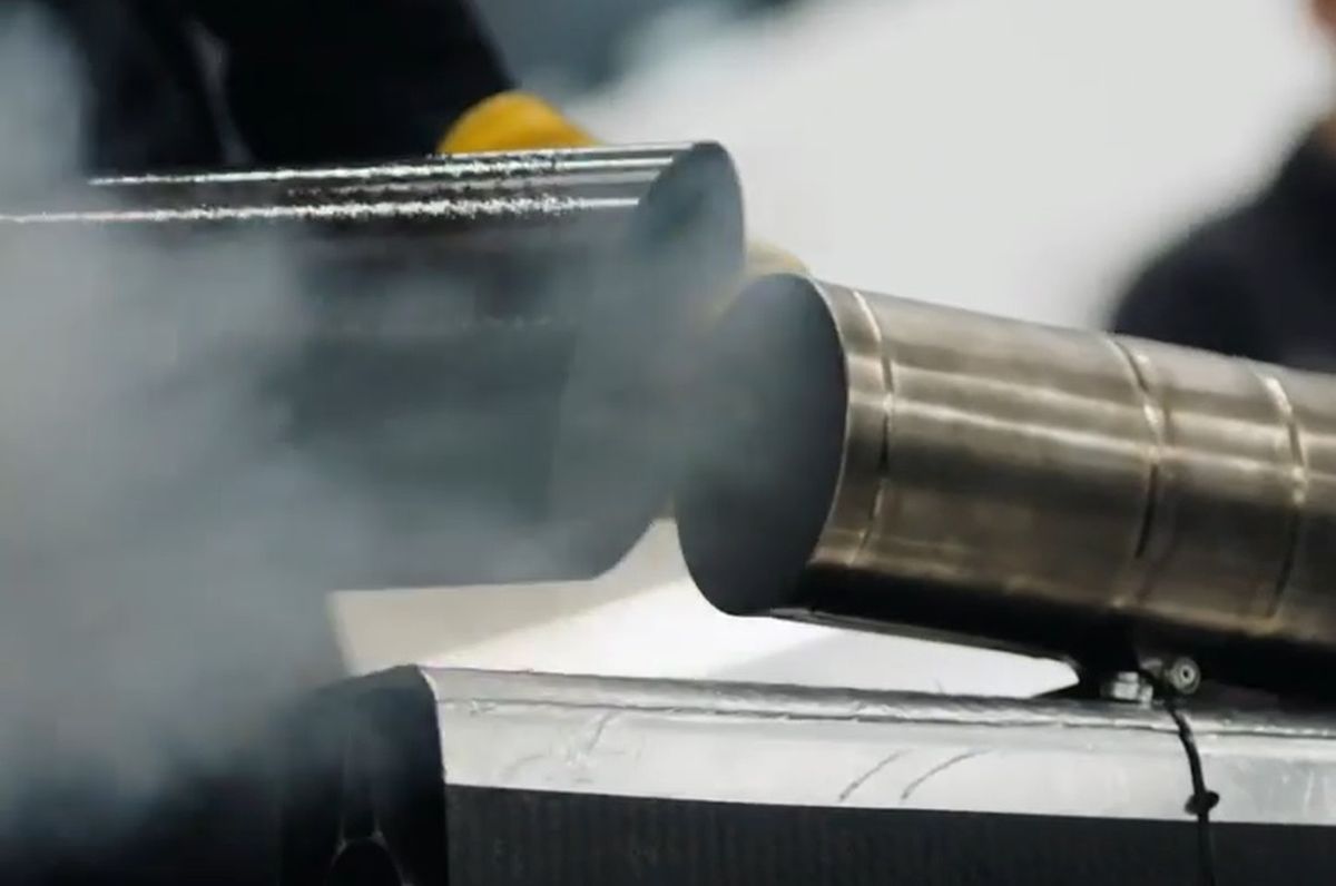 Odpalanie silnika F1 Mercedesa 2022