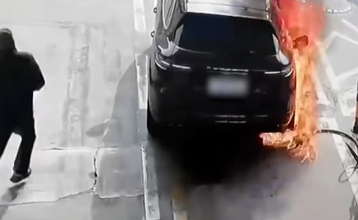 Podpalenie auta na stacji paliw