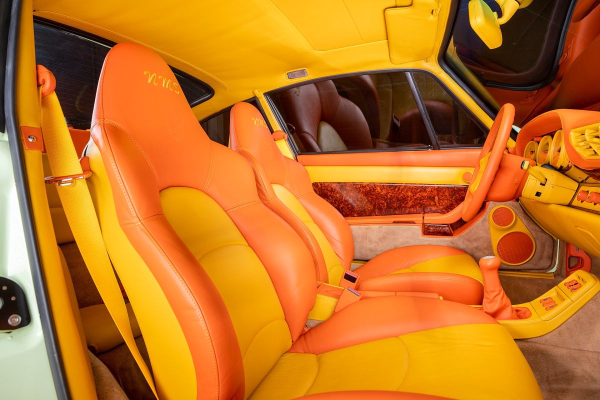Porsche 911 - yellow interior