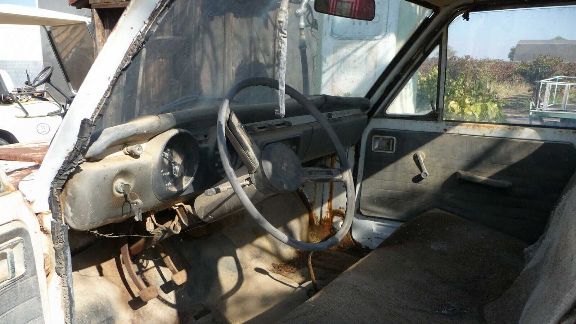 Stara Toyota Hilux - wnętrze