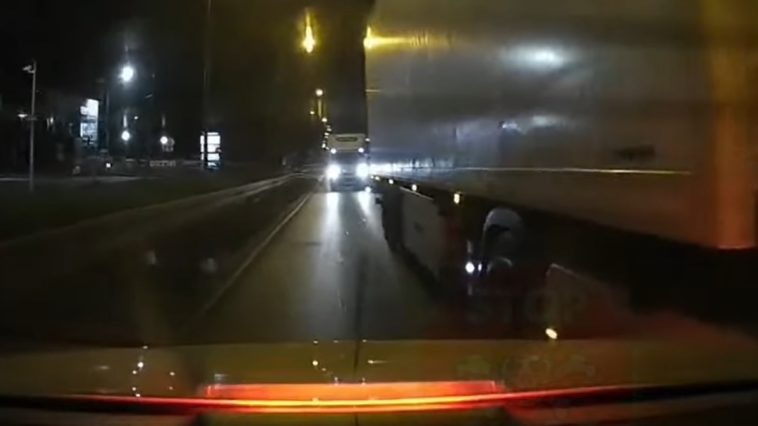 Zderzenie osobówki z ciężarówką w Warszawie