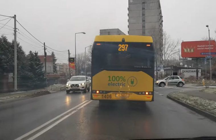 Elektryczny autobus emitujący spaliny