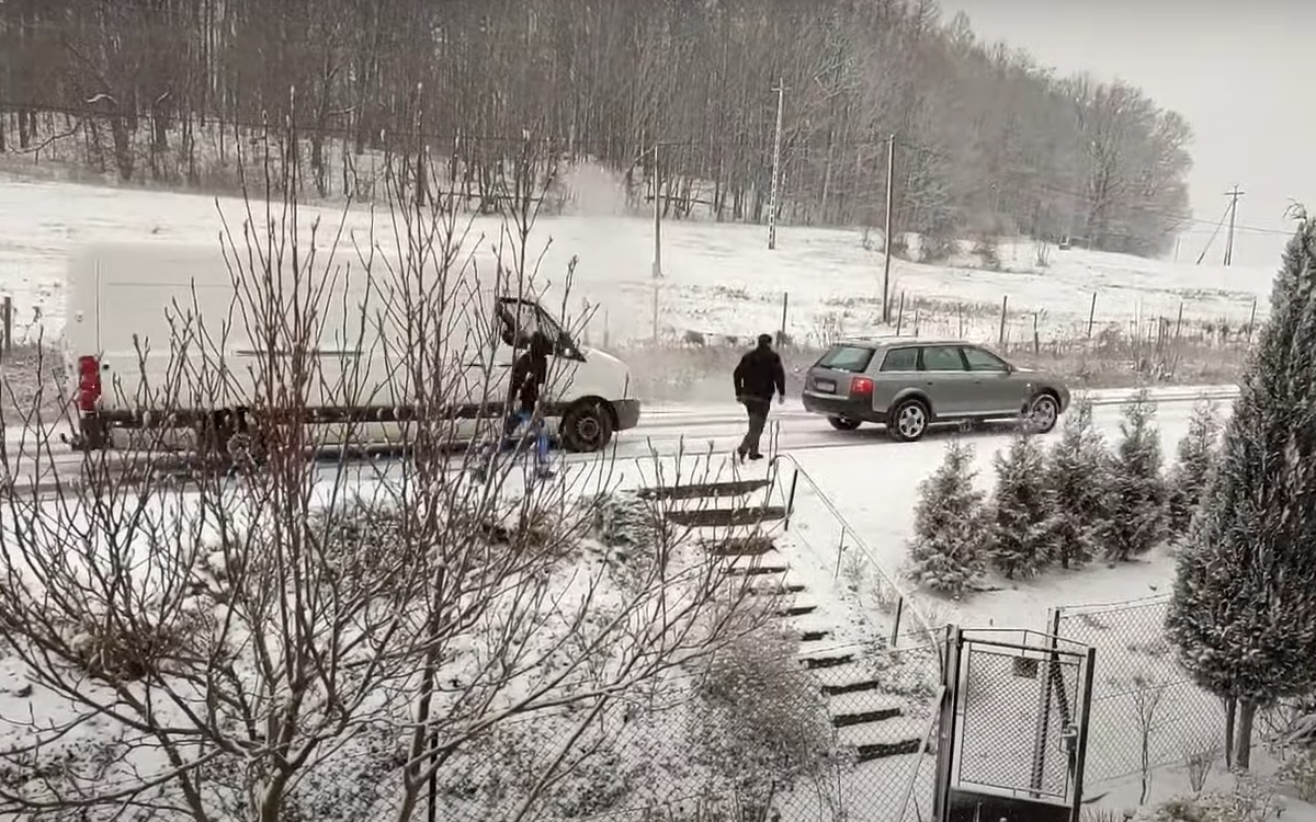 Holowanie pojazdu użytkowego na zaśnieżonej drodze