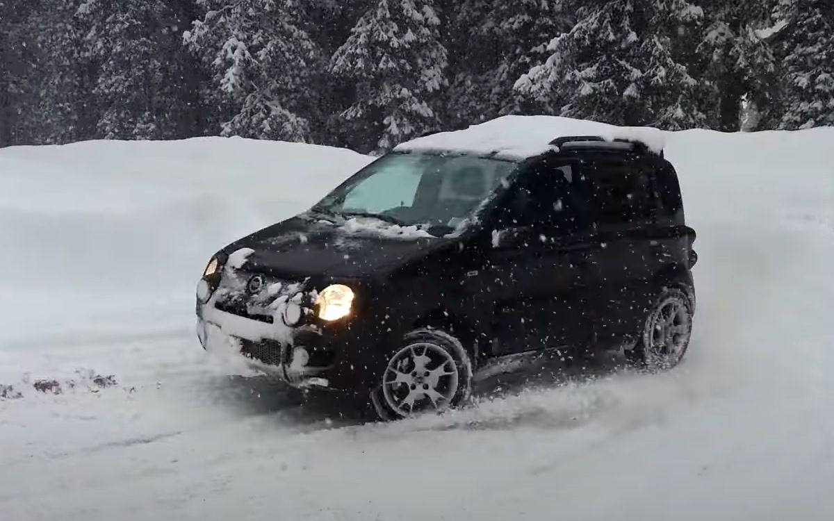 Fiat Panda 4x4 na śniegu