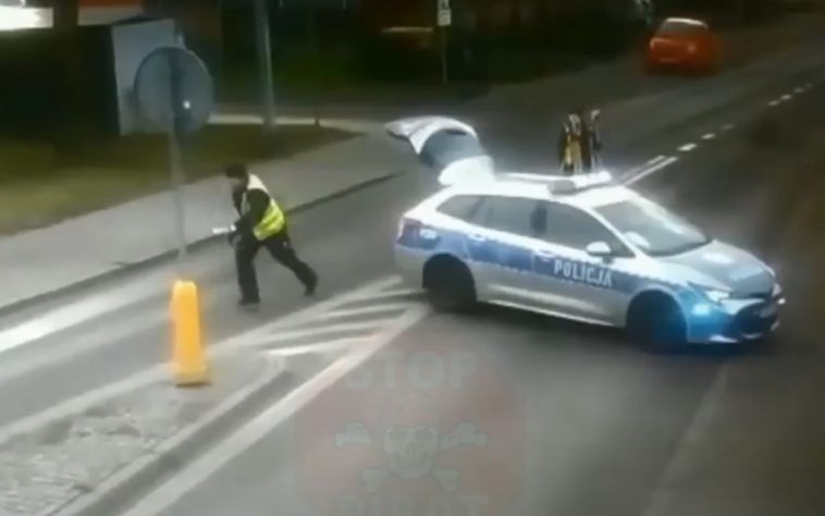 Policjant ścigający kierowcę
