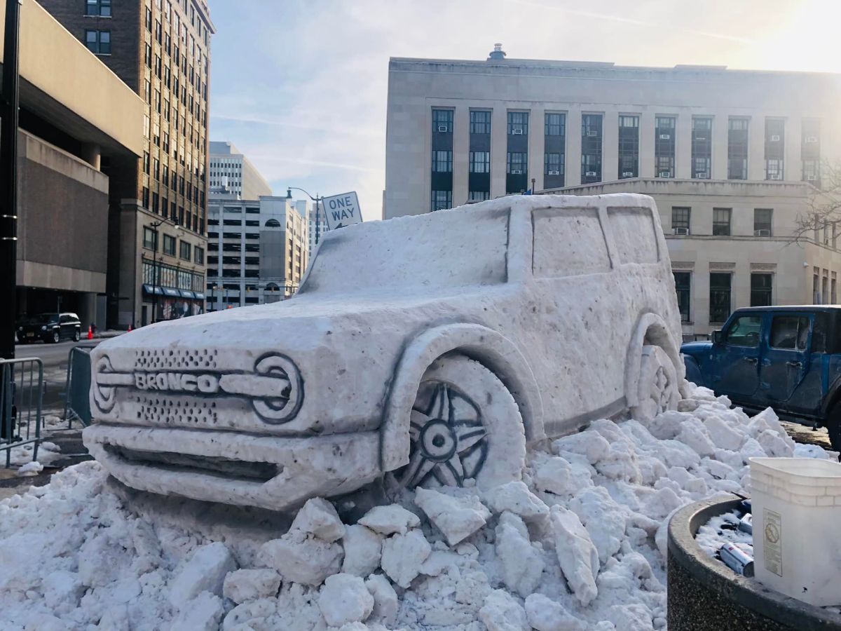 Ford Bronco ze śniegu