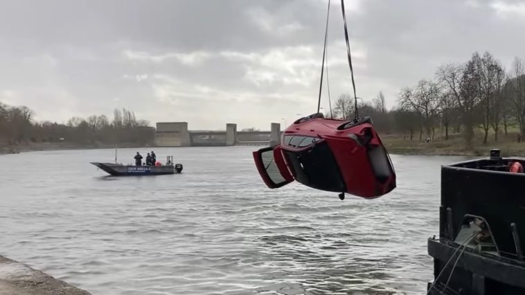 Audi RS6 wyławiane z wody