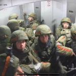 Rosyjscy żołnierze w windzie