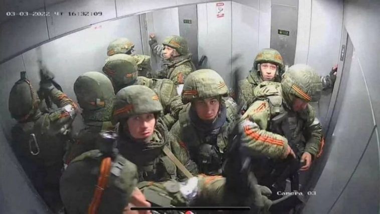 Rosyjscy żołnierze w windzie