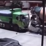 Zgniecenie osobówki przez ciężarówki