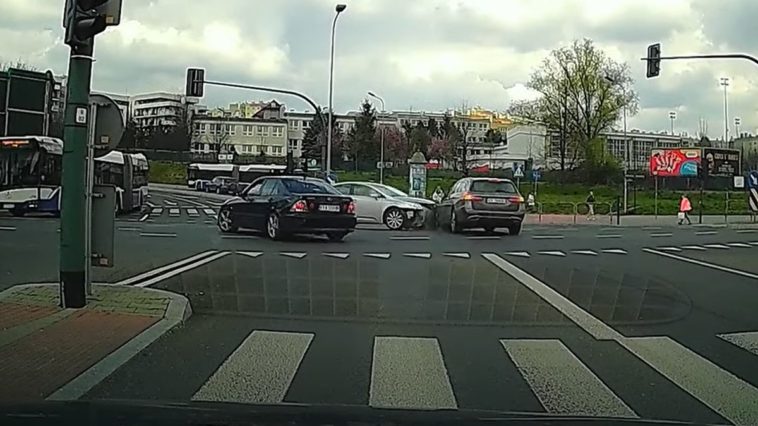 Kolizja dwóch aut na skrzyżowaniu