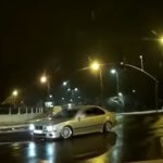 Drift kierowcy BMW na rondzie