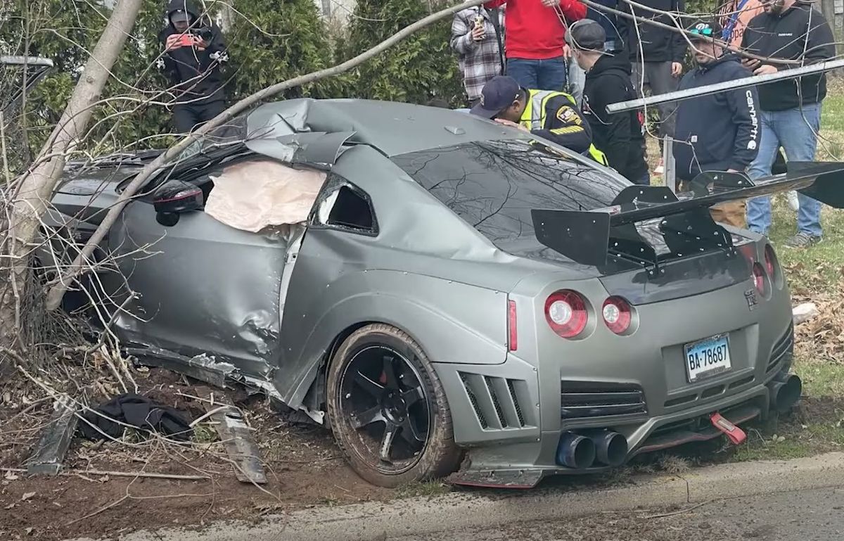 Nissan GT-R po zderzeniu z drzewem