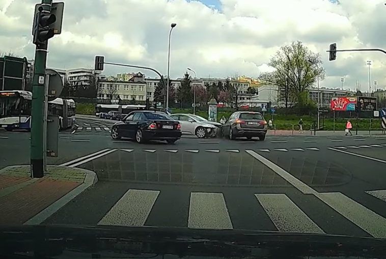 Kolizja dwóch aut na skrzyżowaniu