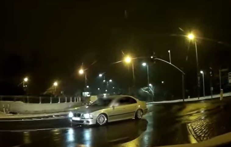Drift kierowcy BMW na rondzie