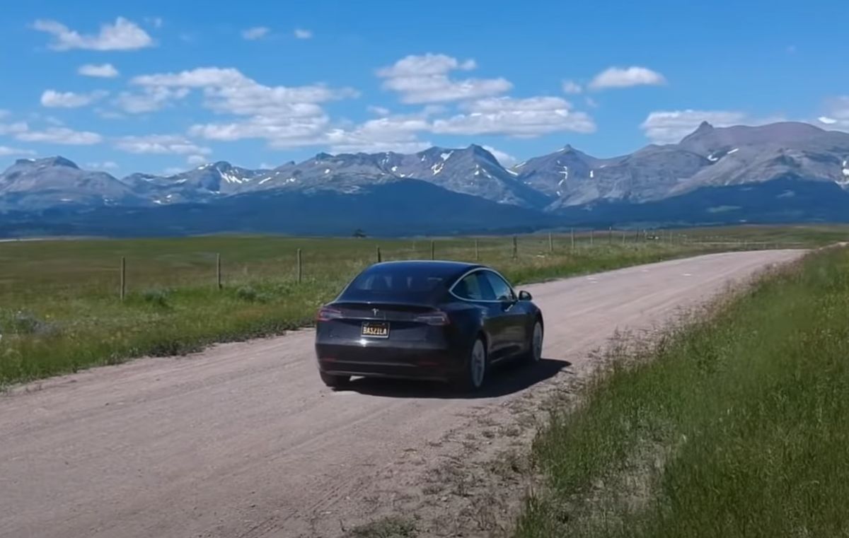 Tesla Model 3 w górach