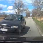 Kierowca Audi jadący na czołówkę