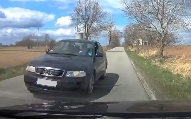 Kierowca Audi jadący na czołówkę