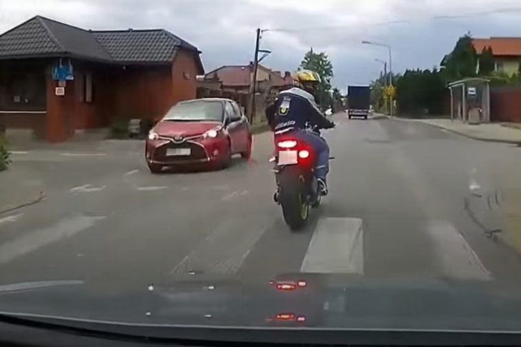 Niebezpieczny manewr motocyklisty