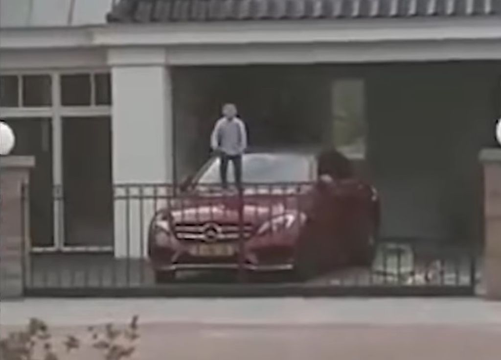 Dzieciak skakał po Mercedesie