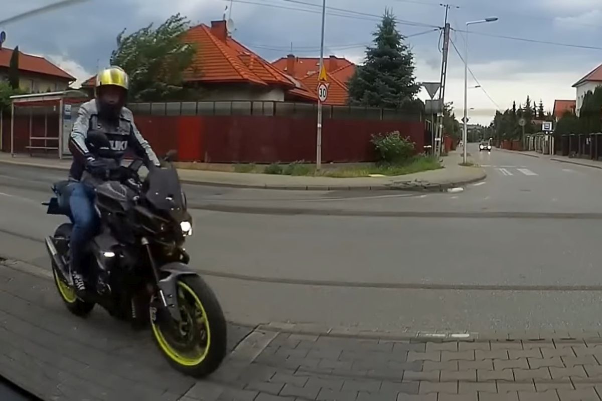 Agresywny motocyklista