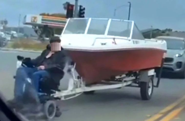 Elektryczny wózek inwalidzki i przyczepa z łodzią