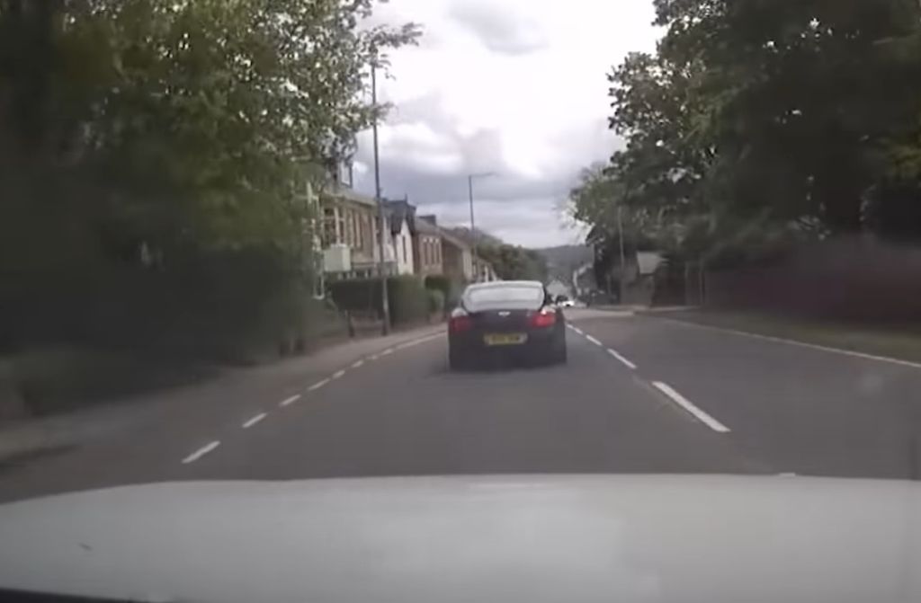 Kierowca Bentleya ucieka przed policją