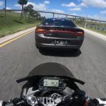 Hamowanie radiowozem przed motocyklistą
