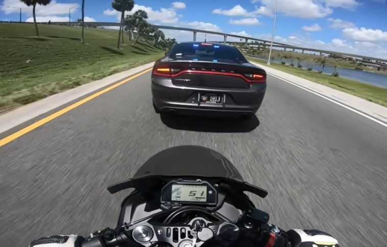 Hamowanie radiowozem przed motocyklistą