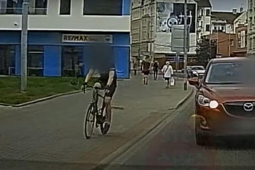 Niebezpieczna jazda rowerzysty 